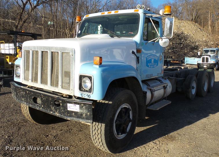 image for item DA3563 1990 International 2500S semi truck