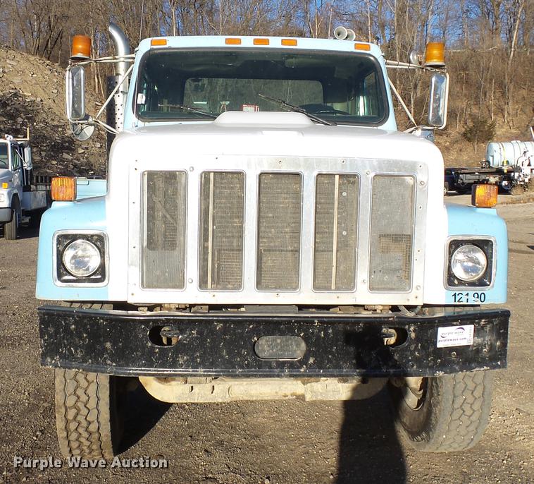 image for item DA3563 1990 International 2500S semi truck
