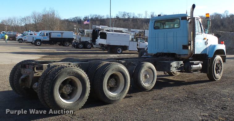 image for item DA3563 1990 International 2500S semi truck