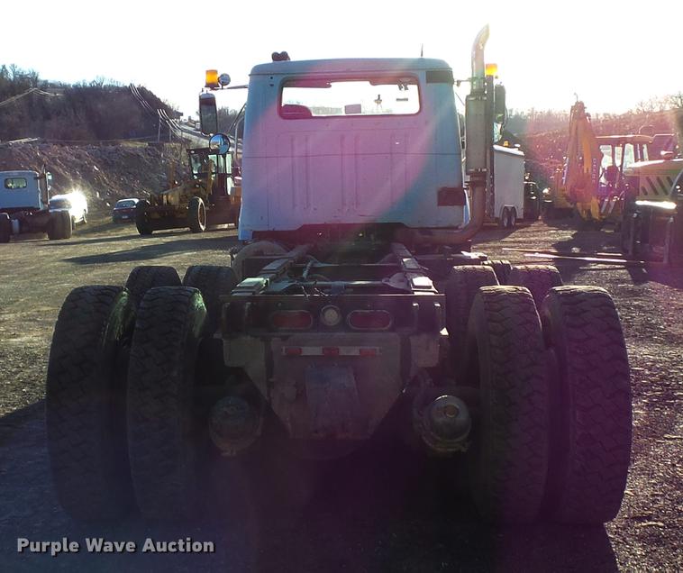 image for item DA3563 1990 International 2500S semi truck