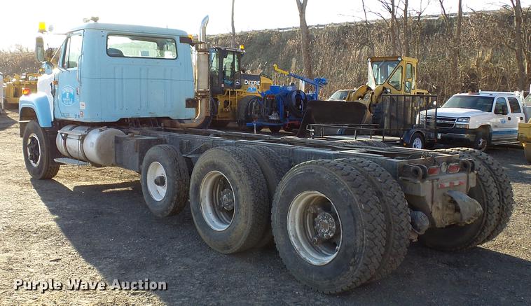 image for item DA3563 1990 International 2500S semi truck