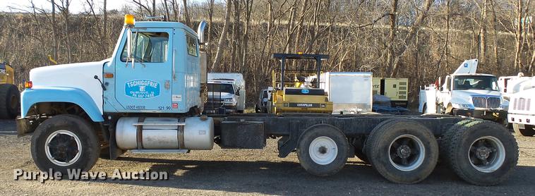 image for item DA3563 1990 International 2500S semi truck