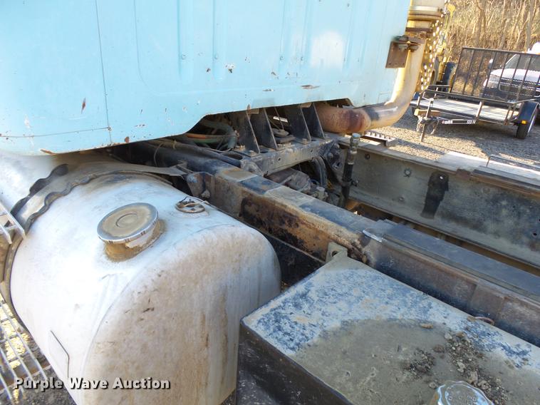 image for item DA3563 1990 International 2500S semi truck