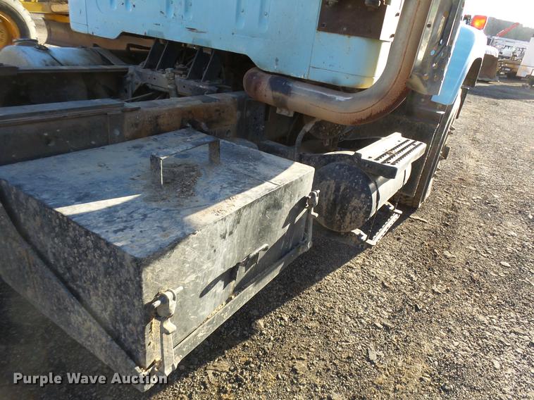 image for item DA3563 1990 International 2500S semi truck