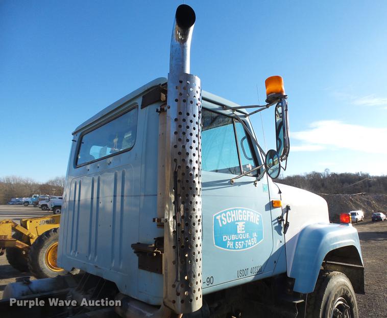 image for item DA3563 1990 International 2500S semi truck