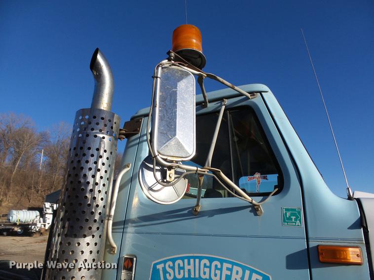 image for item DA3563 1990 International 2500S semi truck