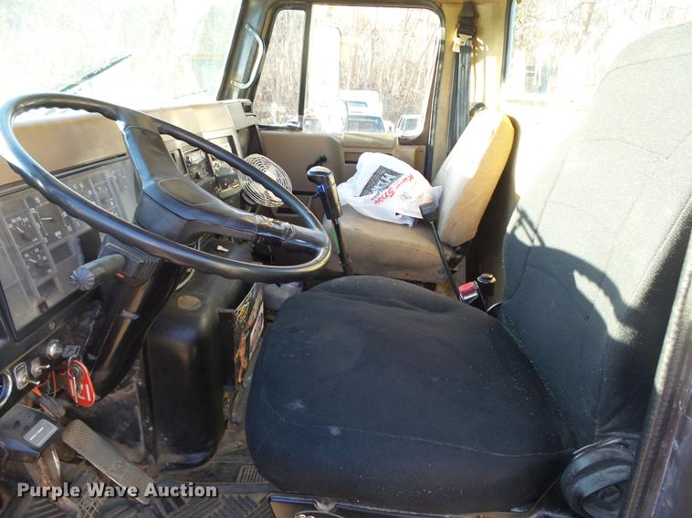 image for item DA3563 1990 International 2500S semi truck