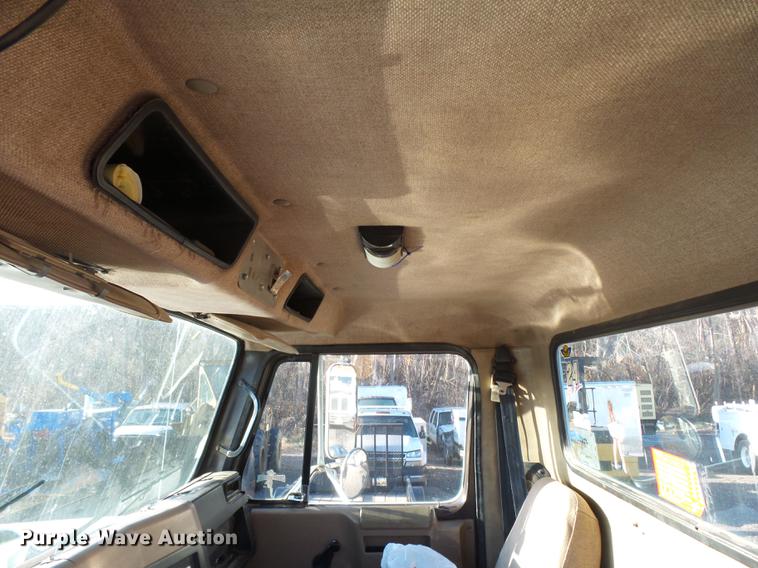 image for item DA3563 1990 International 2500S semi truck