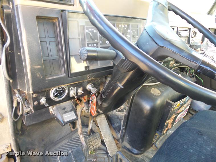 image for item DA3563 1990 International 2500S semi truck