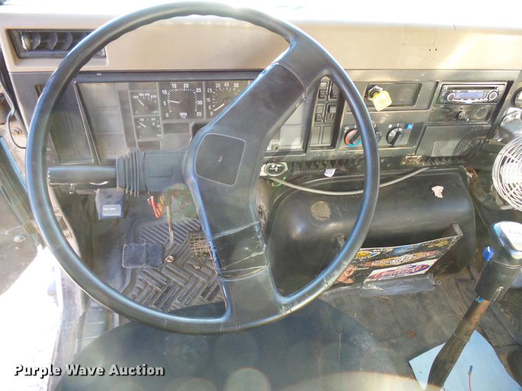 image for item DA3563 1990 International 2500S semi truck