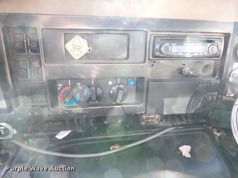 image for item DA3563 1990 International 2500S semi truck