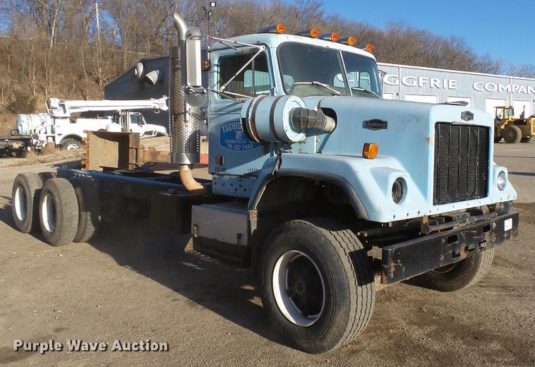 image for item DA3564 1988 Autocar DS64 truck cab and chassis