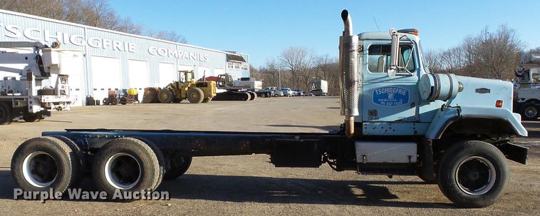 image for item DA3564 1988 Autocar DS64 truck cab and chassis