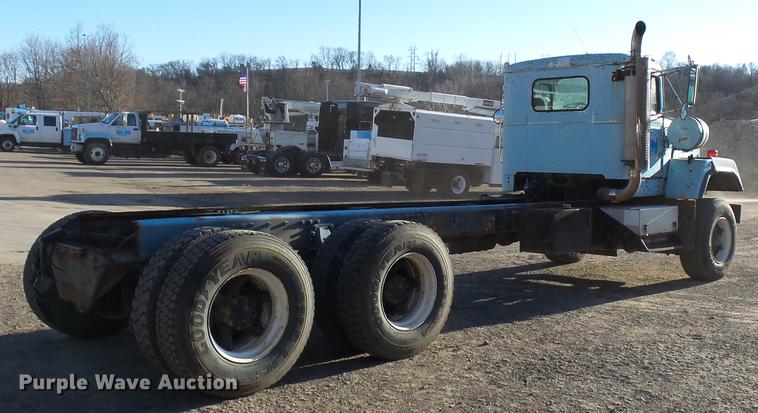 image for item DA3564 1988 Autocar DS64 truck cab and chassis