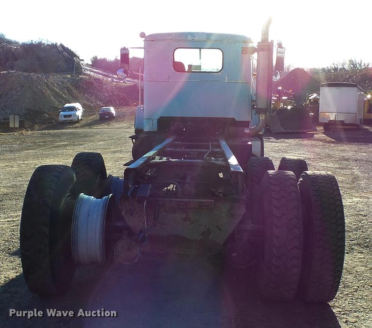 image for item DA3564 1988 Autocar DS64 truck cab and chassis