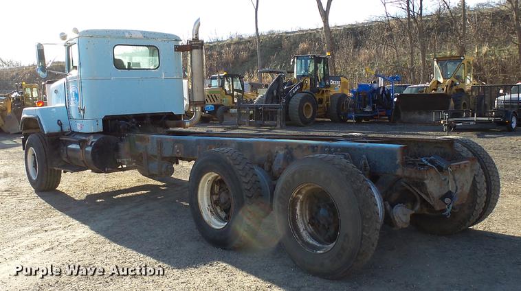 image for item DA3564 1988 Autocar DS64 truck cab and chassis