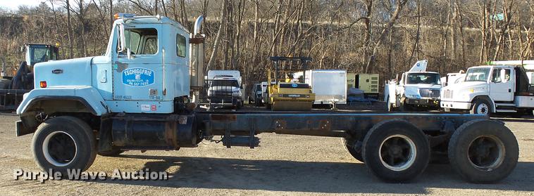 image for item DA3564 1988 Autocar DS64 truck cab and chassis