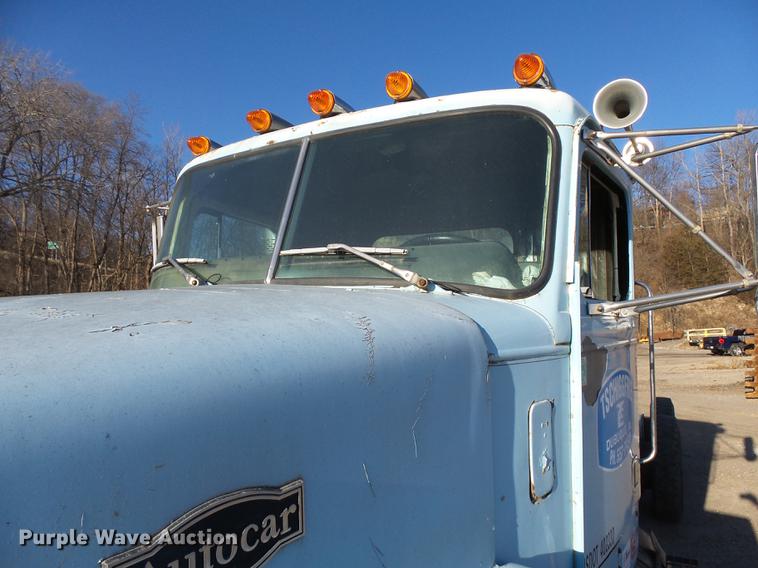 image for item DA3564 1988 Autocar DS64 truck cab and chassis