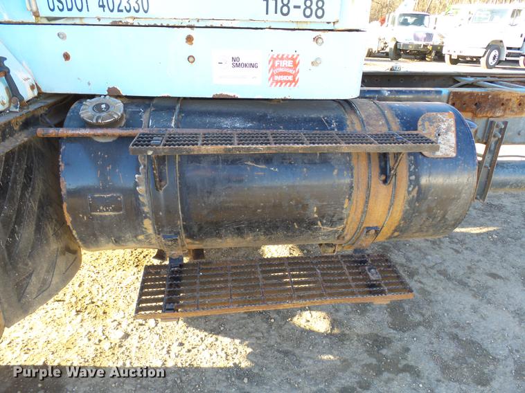 image for item DA3564 1988 Autocar DS64 truck cab and chassis