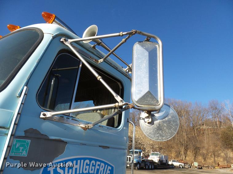 image for item DA3564 1988 Autocar DS64 truck cab and chassis