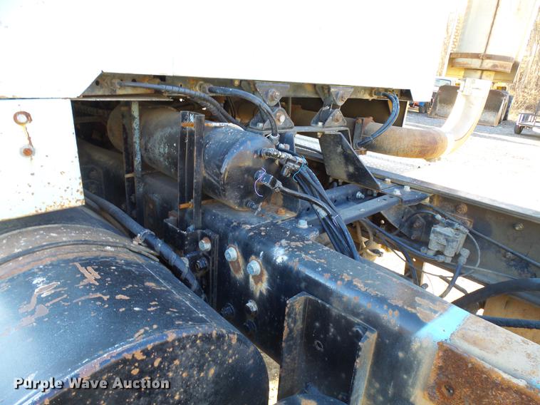 image for item DA3564 1988 Autocar DS64 truck cab and chassis