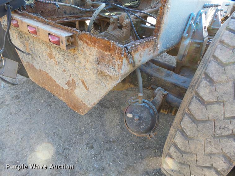 image for item DA3564 1988 Autocar DS64 truck cab and chassis