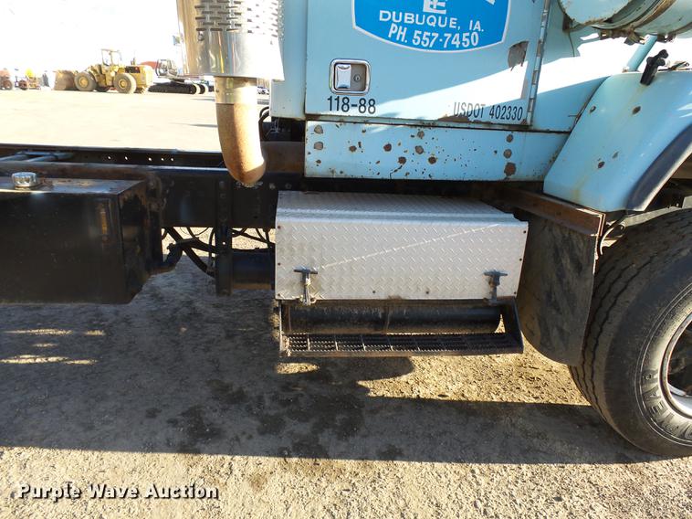 image for item DA3564 1988 Autocar DS64 truck cab and chassis