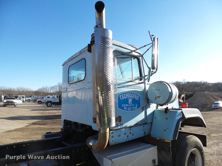 image for item DA3564 1988 Autocar DS64 truck cab and chassis