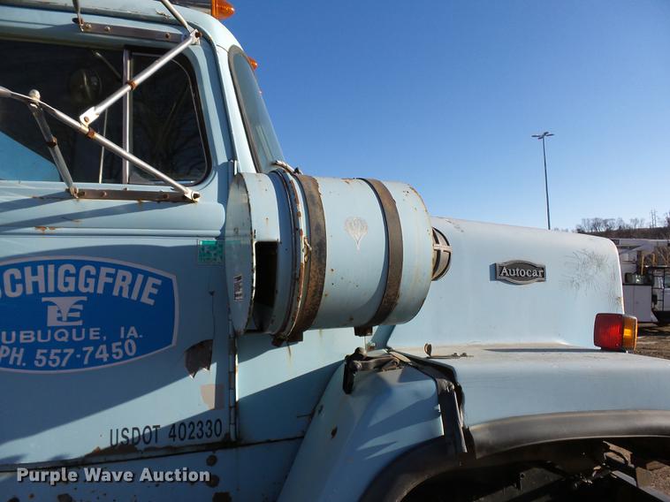 image for item DA3564 1988 Autocar DS64 truck cab and chassis