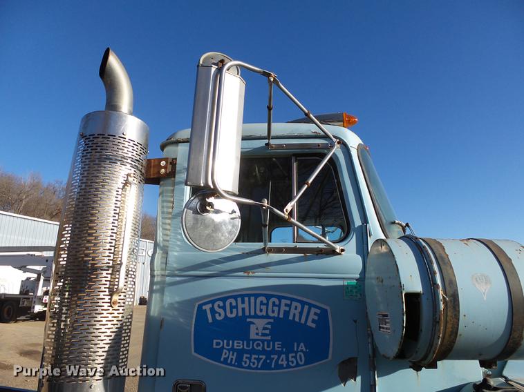 image for item DA3564 1988 Autocar DS64 truck cab and chassis