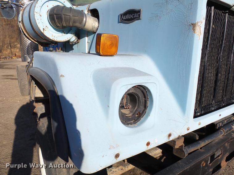 image for item DA3564 1988 Autocar DS64 truck cab and chassis