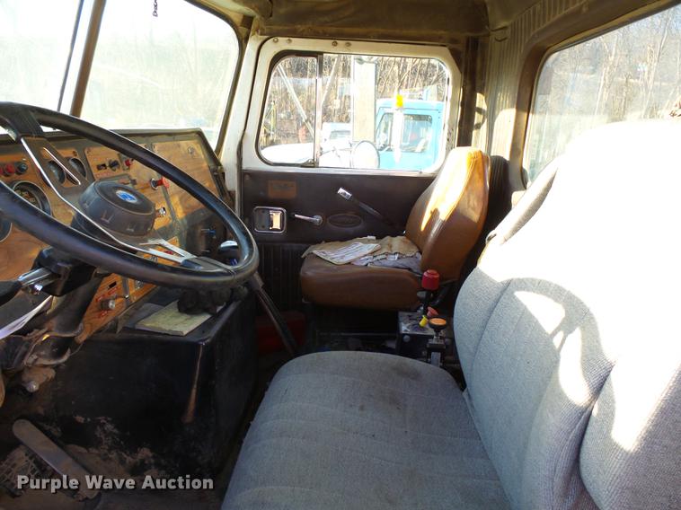 image for item DA3564 1988 Autocar DS64 truck cab and chassis