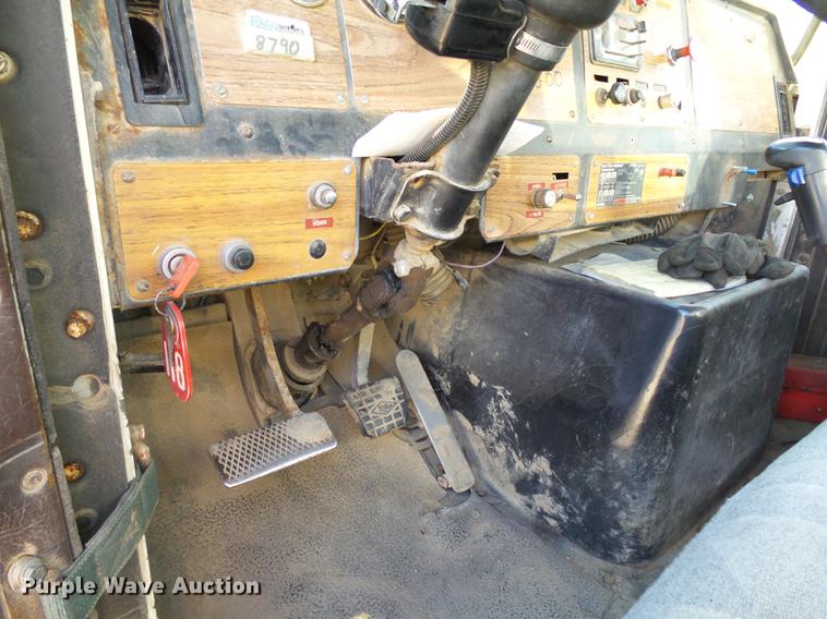 image for item DA3564 1988 Autocar DS64 truck cab and chassis