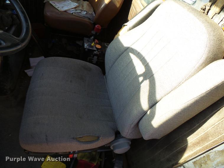 image for item DA3564 1988 Autocar DS64 truck cab and chassis