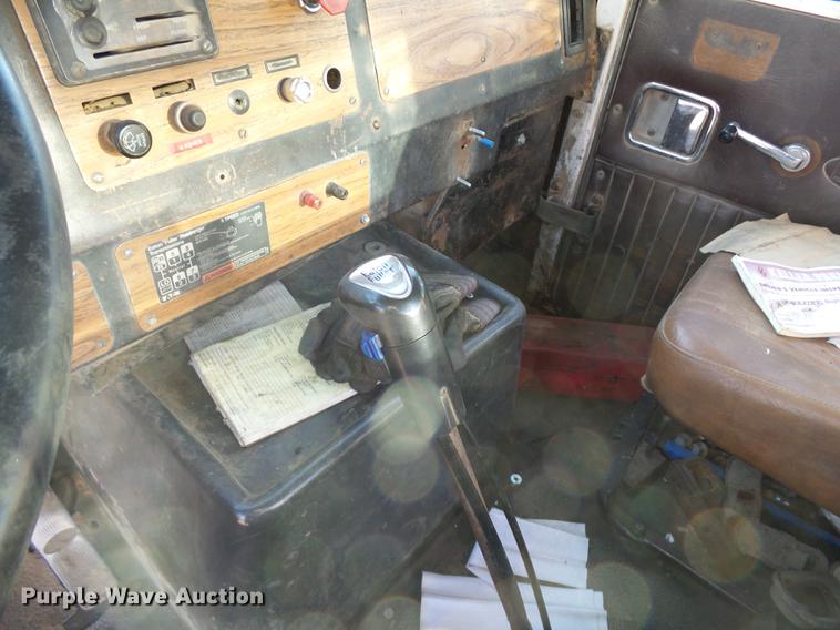 image for item DA3564 1988 Autocar DS64 truck cab and chassis