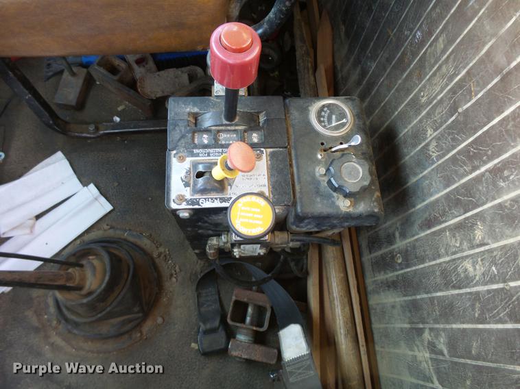 image for item DA3564 1988 Autocar DS64 truck cab and chassis