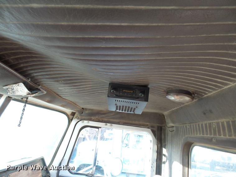 image for item DA3564 1988 Autocar DS64 truck cab and chassis