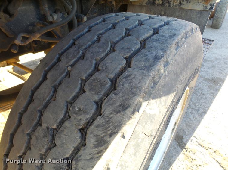 image for item DA3564 1988 Autocar DS64 truck cab and chassis