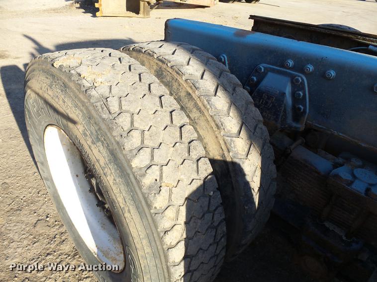 image for item DA3564 1988 Autocar DS64 truck cab and chassis