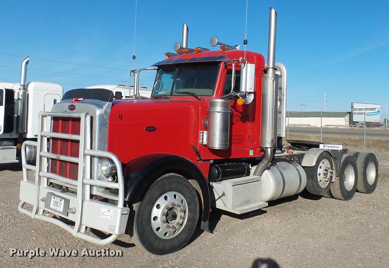 image for item DA3569 2009 Peterbilt 388 semi truck