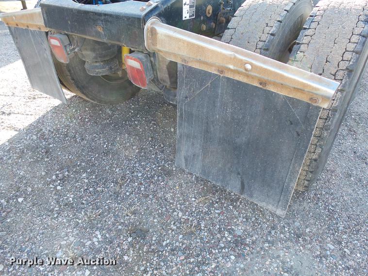 image for item DA3569 2009 Peterbilt 388 semi truck