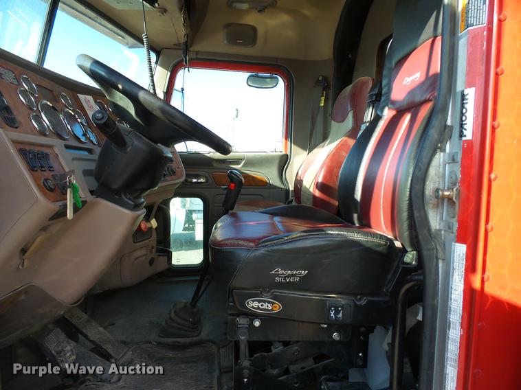 image for item DA3569 2009 Peterbilt 388 semi truck
