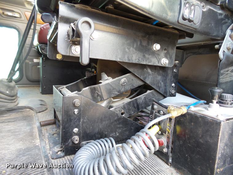 image for item DA3569 2009 Peterbilt 388 semi truck