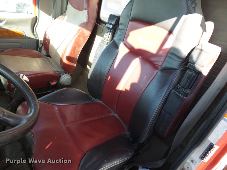 image for item DA3569 2009 Peterbilt 388 semi truck