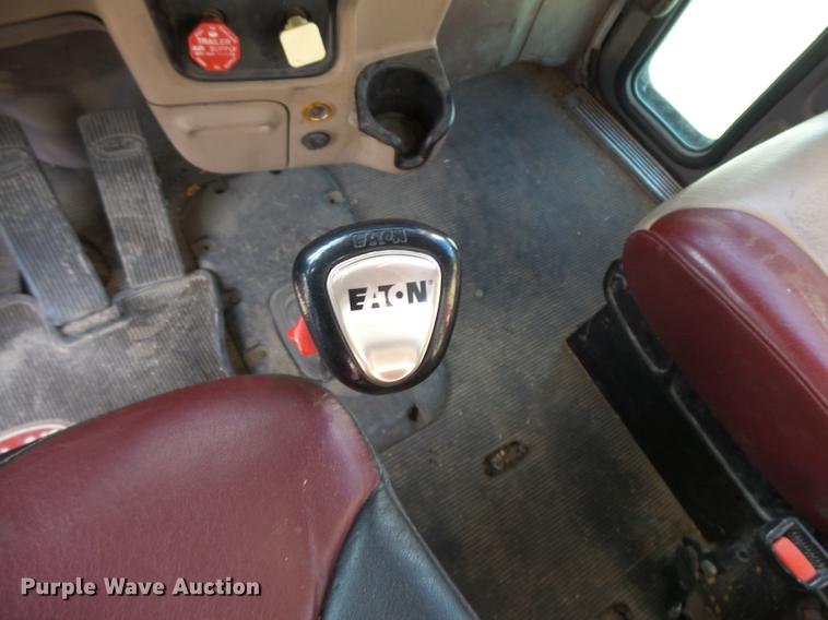 image for item DA3569 2009 Peterbilt 388 semi truck