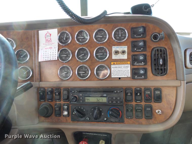 image for item DA3569 2009 Peterbilt 388 semi truck