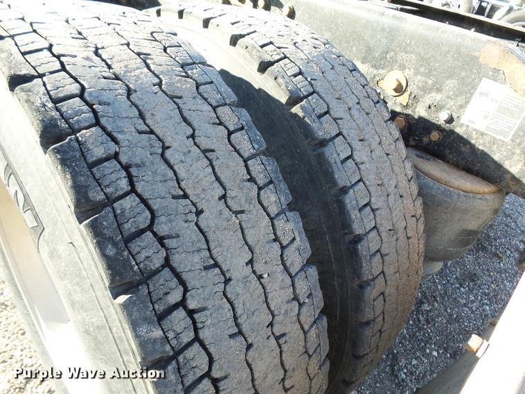 image for item DA3569 2009 Peterbilt 388 semi truck