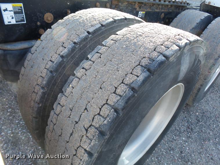 image for item DA3569 2009 Peterbilt 388 semi truck