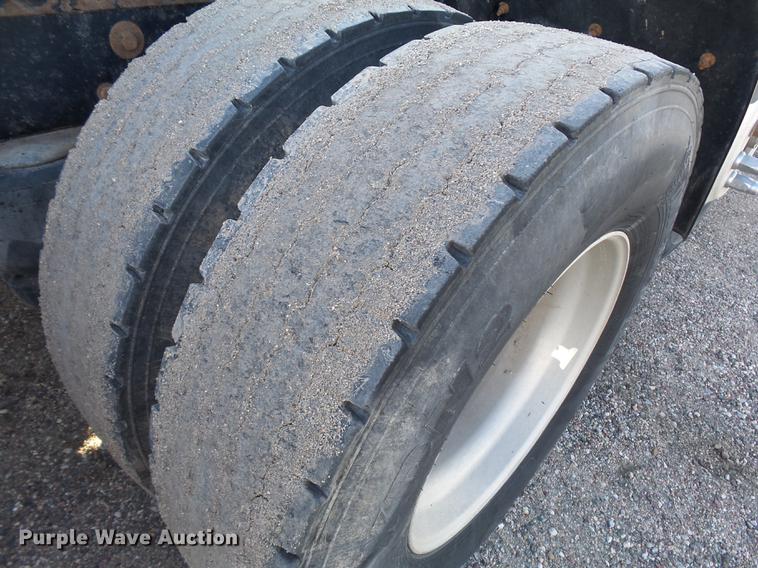 image for item DA3569 2009 Peterbilt 388 semi truck