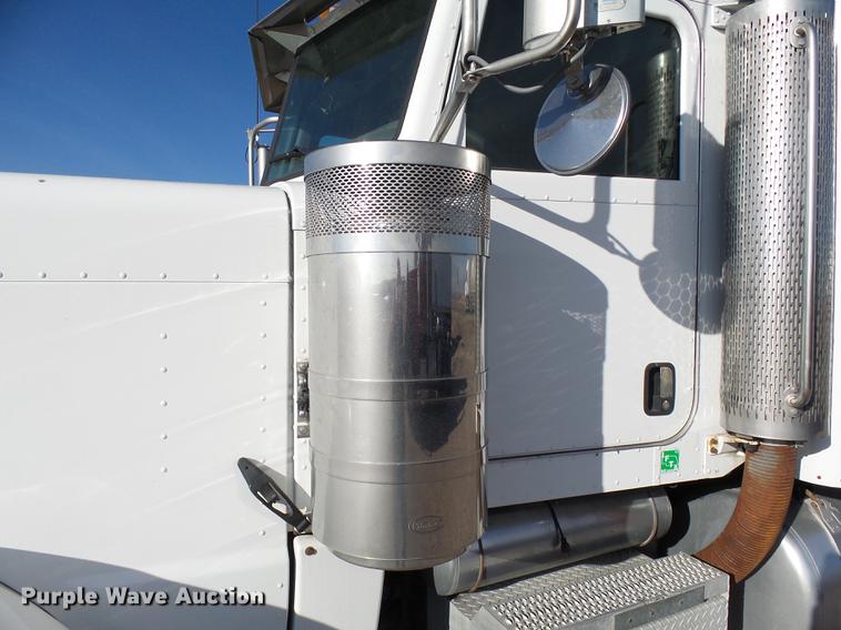 image for item DA3570 2008 Peterbilt 389 semi truck